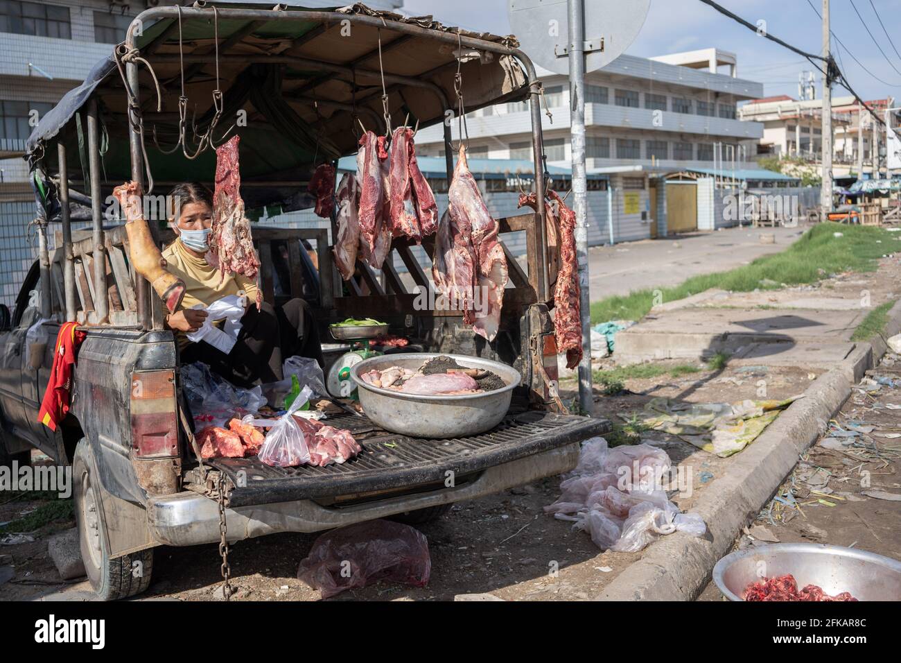 Phnom Penh, Kambodscha. April 2021. Als Reaktion auf die Schließung aller Märkte durch die Regierung aufgrund des jüngsten Coronavirus-Ausbruchs richtet ein Anbieter einen mobilen Fleischmarkt ein.Phnom Penh befindet sich weiterhin in der Sperre, da Kambodscha drastische Maßnahmen ergreift, um die Ausbreitung seines bisher schlimmsten COVID-19-Ausbruchs zu reduzieren. Die Sperre hat viele von ihnen aus der Arbeit gezwungen, darunter Fabrikarbeiter und Marktverkäufer, was die ärmsten Bewohner der Städte in Schwierigkeiten gebracht hat oder nicht in der Lage ist, sich grundlegende Notwendigkeiten zu leisten. (Foto von Andy Ball/SOPA Images/Sipa USA) Quelle: SIPA USA/Alamy Live News Stockfoto