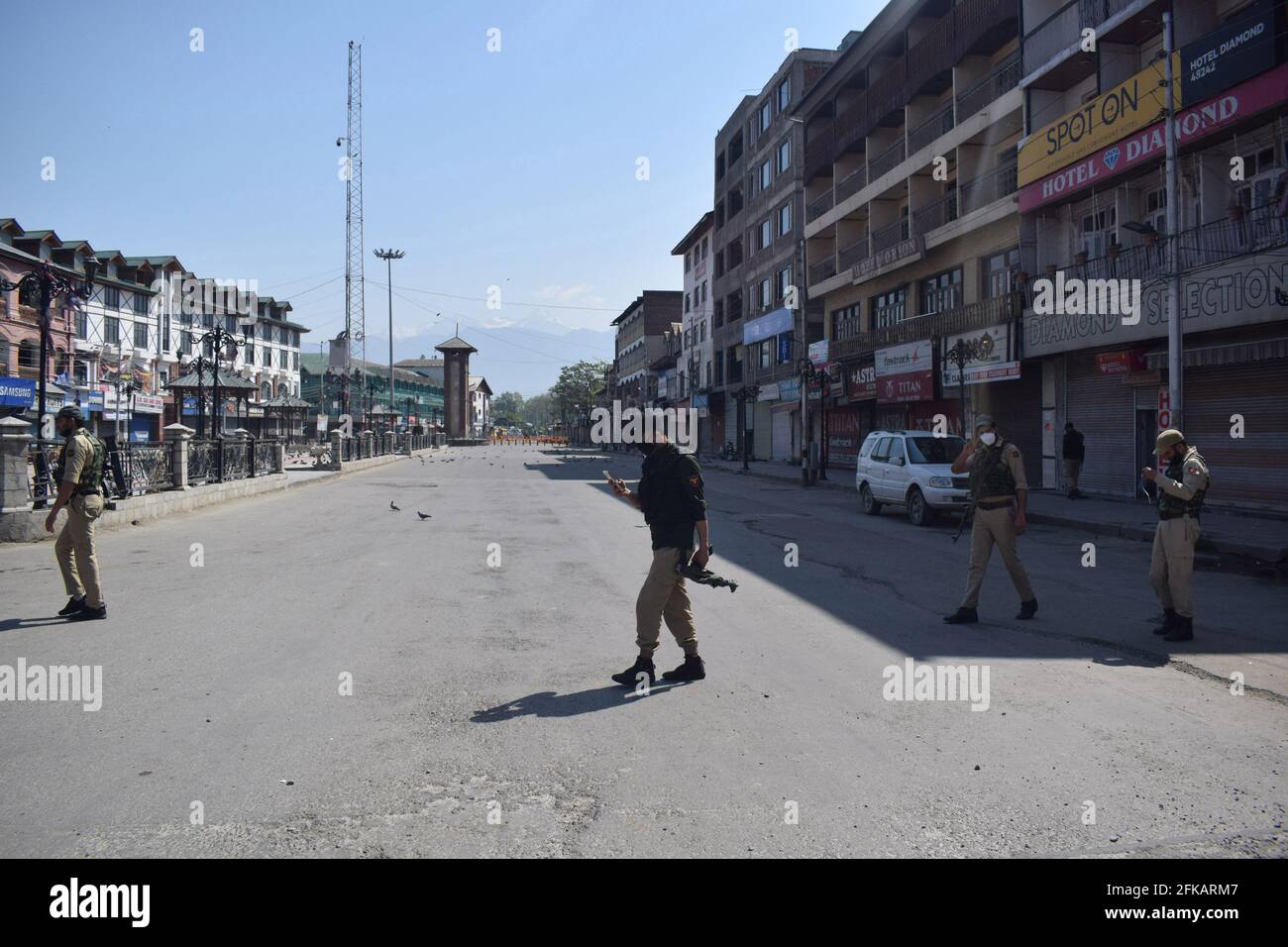 Jammu und Kaschmir, 30. April 2021. Im Rahmen der 84-stündigen Sperre der Regierung wurden strenge Beschränkungen für die Personenbesorgerung auferlegt, um die Ausbreitung des Coronavirus inmitten einer Zunahme virusbedingter Infektionen einzudämmen. Berichten zufolge haben Polizei und paramilitärische Kräfte an vielen Orten in der Stadt sowie in anderen Bezirken Barrikaden auf Straßen errichtet, um die Bewegung von Autofahrern und Fußgängern zu verhindern. Kredit: Majority World CIC/Alamy Live Nachrichten Stockfoto