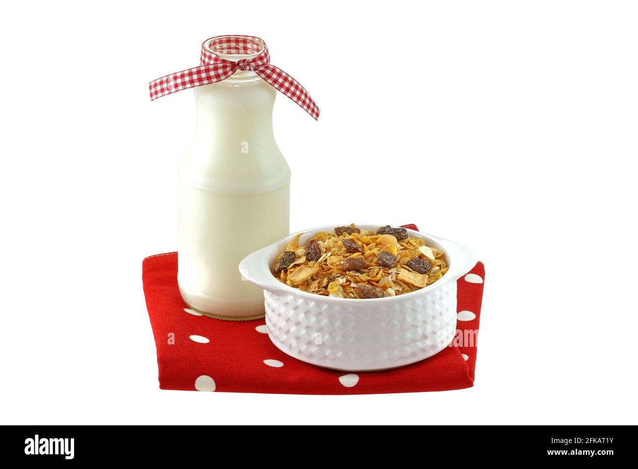 Eine Schüssel Frühstücksflocken mit Trockenobst und eine Flasche frischer fettarmer Milch Stockfoto