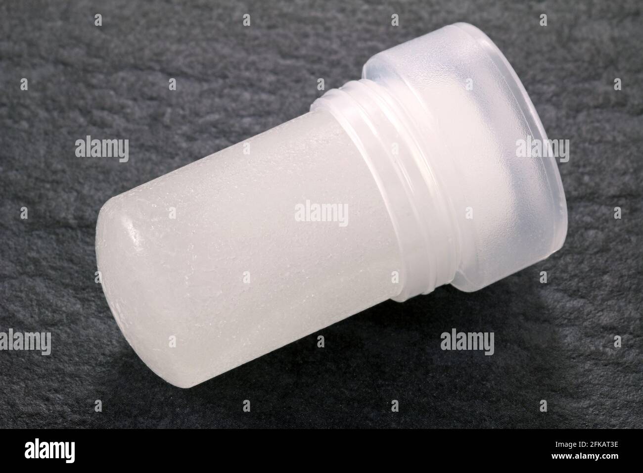 Natürliches Alaukristall-Deodorant unter den Armen auf schwarzem Hintergrund Stockfoto