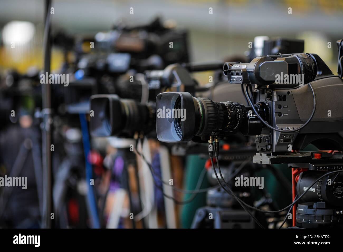 Bukarest, Rumänien - 25. April 2021: Bild mit geringer Schärfentiefe (selektiver Fokus) mit TV-Kameras auf Stativen bei einer Presseveranstaltung. Stockfoto