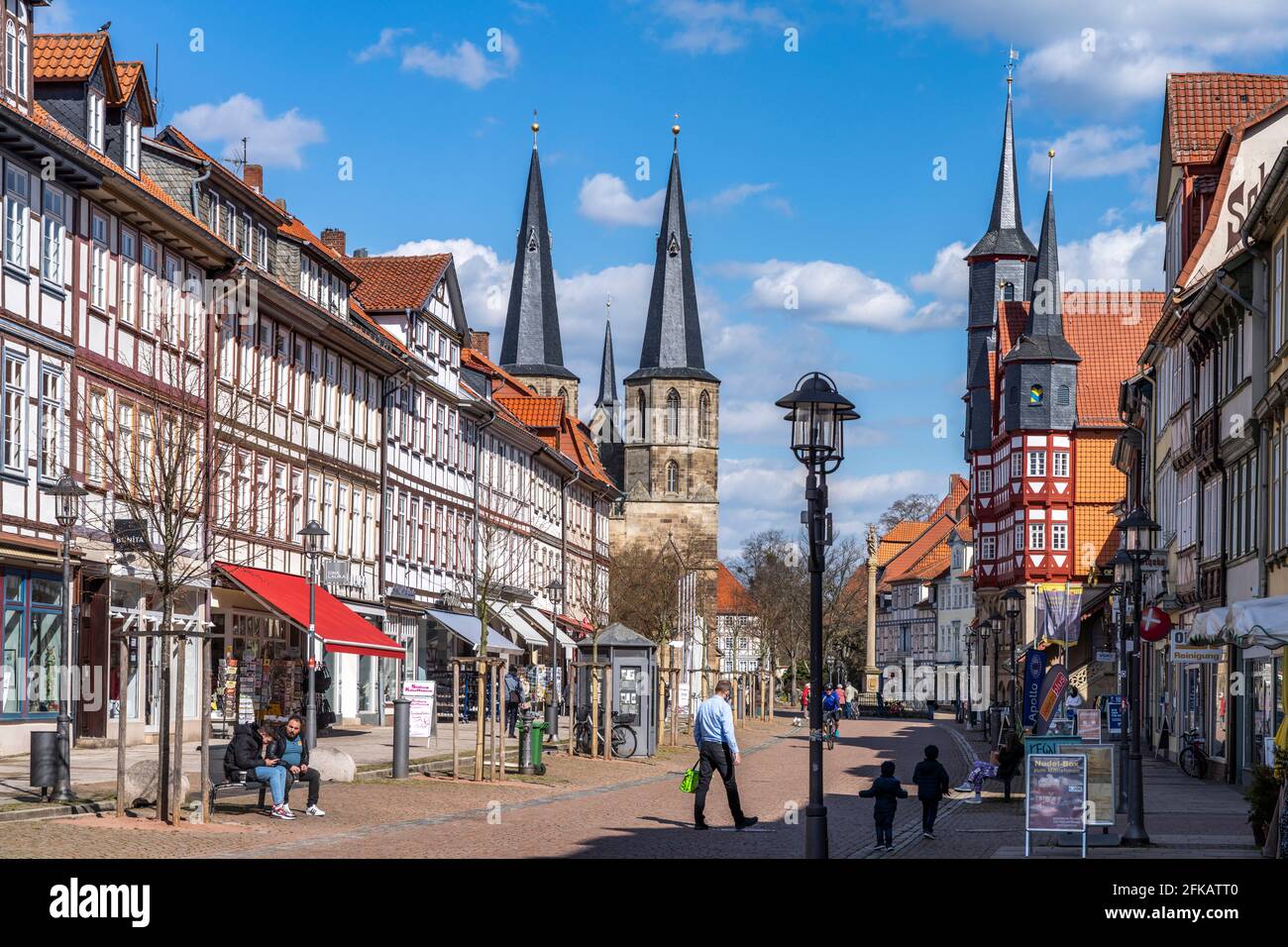Marktstraße mit historischem Rathaus und Basilika St. Cyriakus in Duderstadt , Niedersachsen, Deutschland Stockfoto