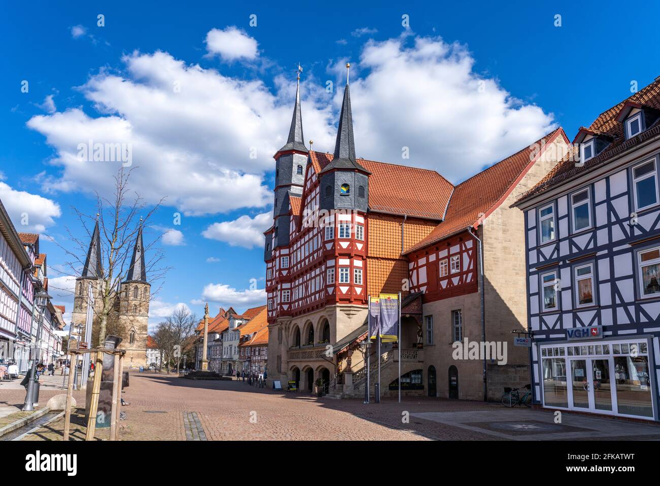 Marktstraße mit historischem Rathaus und Basilika St. Cyriakus in Duderstadt, Niedersachsen, Deutschland Stockfoto