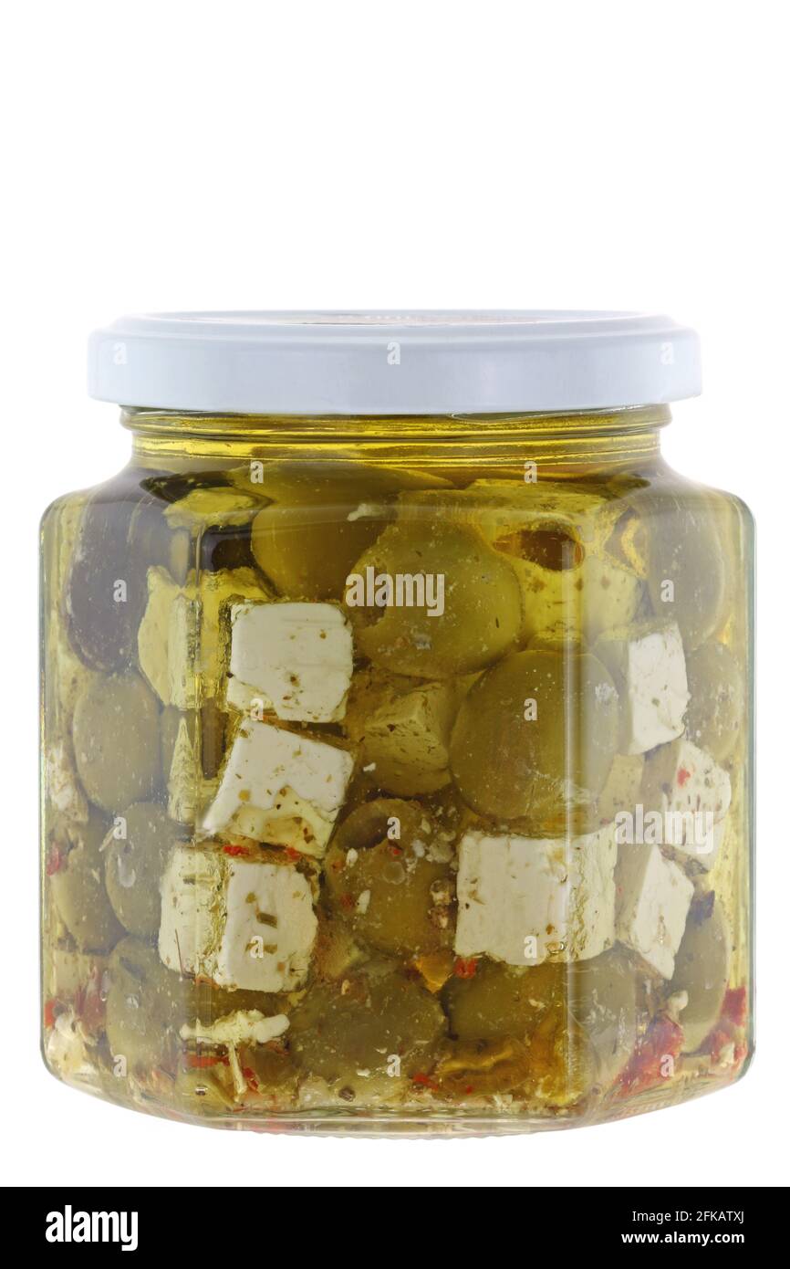 Ein Glas marinierten Feta-Käse in Olivenöl und Kräutern, isoliert auf weißem Hintergrund Stockfoto