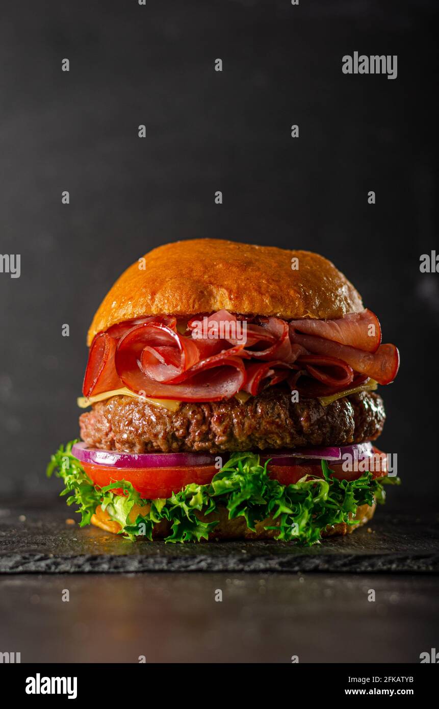 Kostlicher Und Einfacher Rindfleischburger Mit Kase Prosciutto Und Salat Stockfotografie Alamy