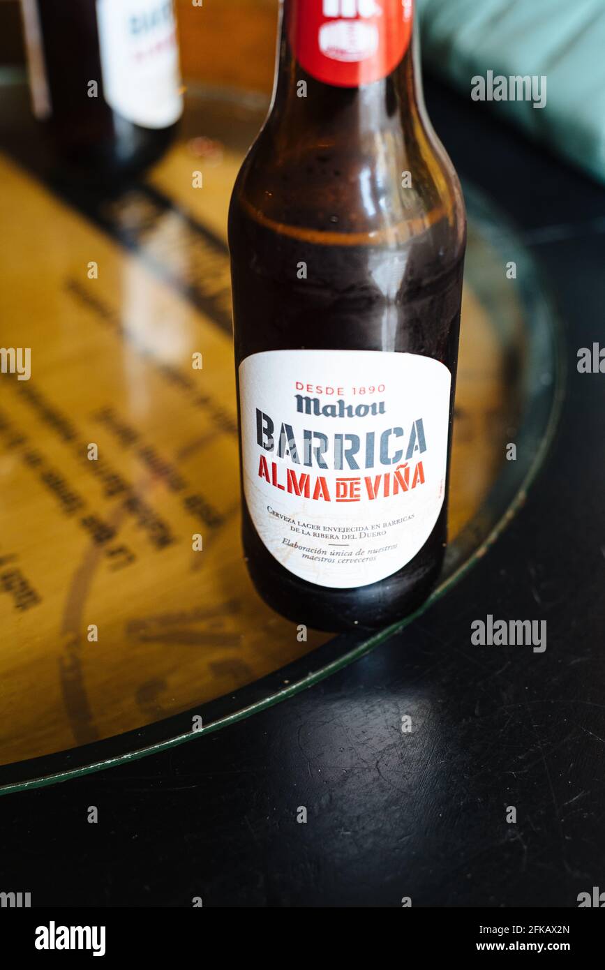 Madrid, Spanien - 24. - 2021. April: Flasche Mahou Bier. Alma de Vina Craft Bier auf dem Tisch der Bar Stockfoto
