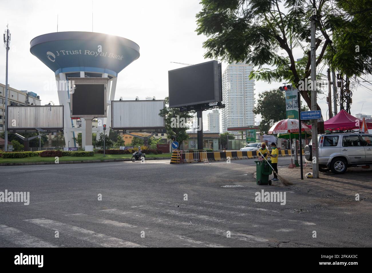 Phnom Penh, Kambodscha. April 2021. Während der Sperre sammeln Mitarbeiter von Cintri Müll auf einer Straße in der Nähe des Olympiastadions.Phnom Penh bleibt weiterhin gesperrt, da Kambodscha drastische Maßnahmen ergreift, um die Ausbreitung seines bisher schlimmsten COVID-19-Ausbruchs zu reduzieren. Die Sperre hat viele von ihnen aus der Arbeit gezwungen, darunter Fabrikarbeiter und Marktverkäufer, was die ärmsten Bewohner der Städte in Schwierigkeiten gebracht hat oder nicht in der Lage ist, sich grundlegende Notwendigkeiten zu leisten. Credit: Andy Ball/SOPA Images/ZUMA Wire/Alamy Live News Stockfoto