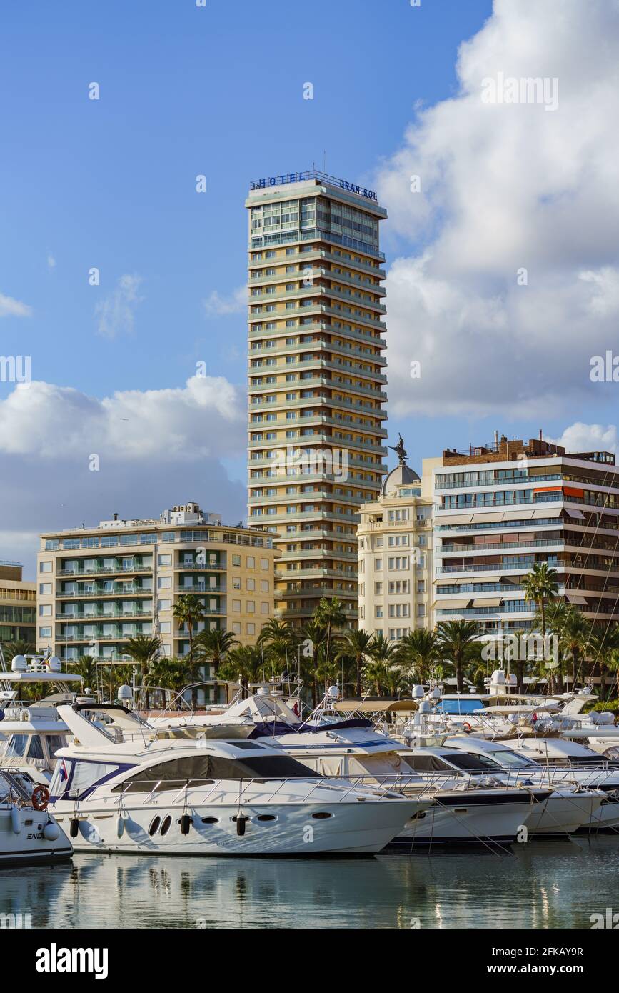 Alicante, Spanien. 21. November 2020. Das Gran Sol Hotel ist ein emblematischer Wolkenkratzer in Alicante, der 1971 fertiggestellt wurde. Stockfoto