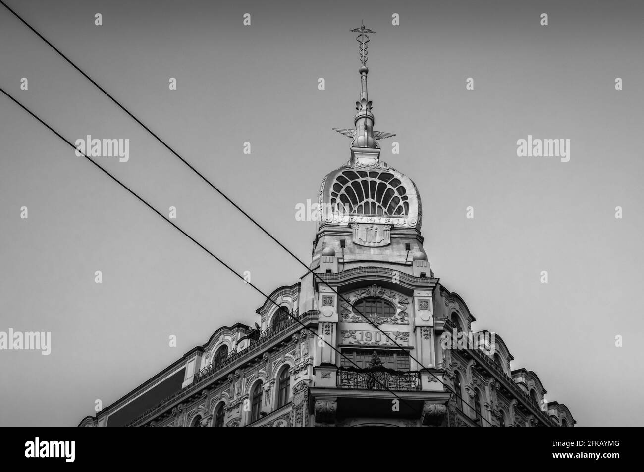 Sankt Petersburg, Russland - 28. September 2019: Das Gebäude des Kaufhauses Au Pont Rouge. Schwarz und Weiß Stockfoto