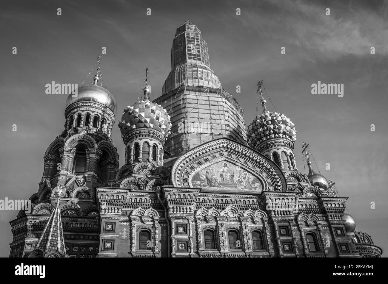 Kirche des Erlösers auf Blut. Eine ehemalige russisch-orthodoxe Kirche in Sankt Petersburg. Seitenansicht. Schwarz und Weiß Stockfoto