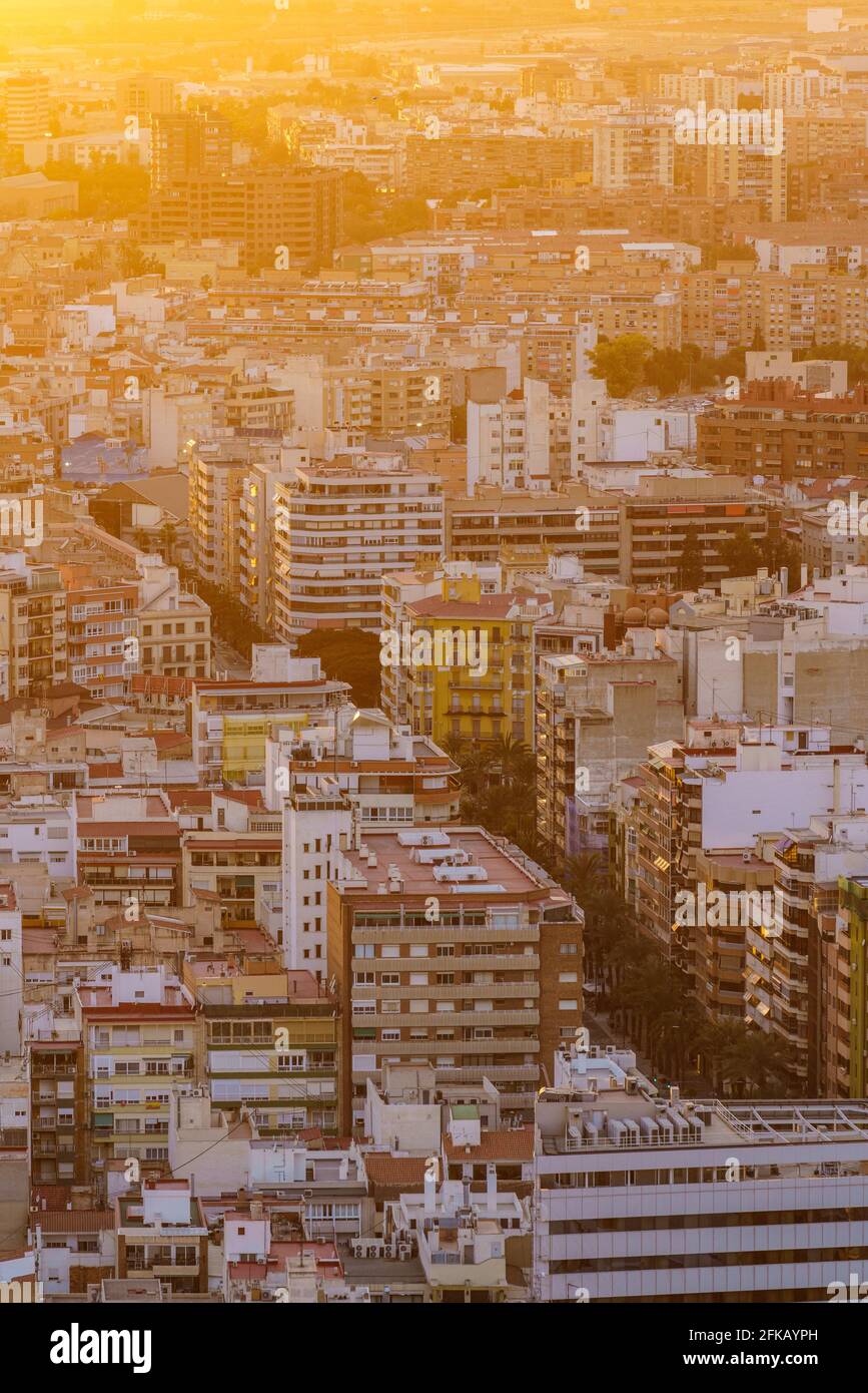 Luftaufnahme der überfüllten Stadt Alicante, Spanien. Vollformat abgedeckt. Urbanes Muster. Warme Töne. Stockfoto