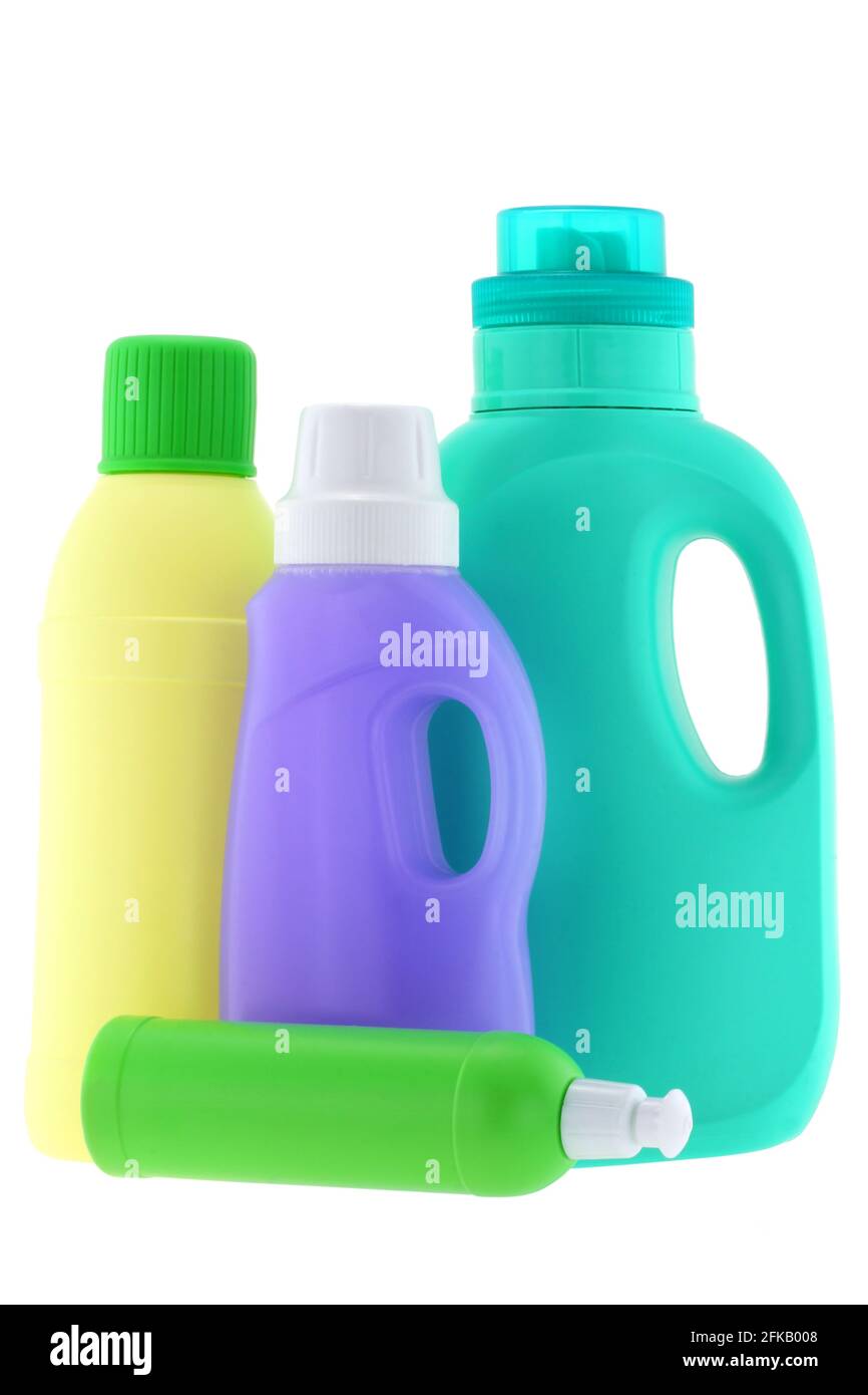 Flaschen mit Waschflüssigkeit, Waschmittel, Bleiche isoliert auf weißem Hintergrund Stockfoto