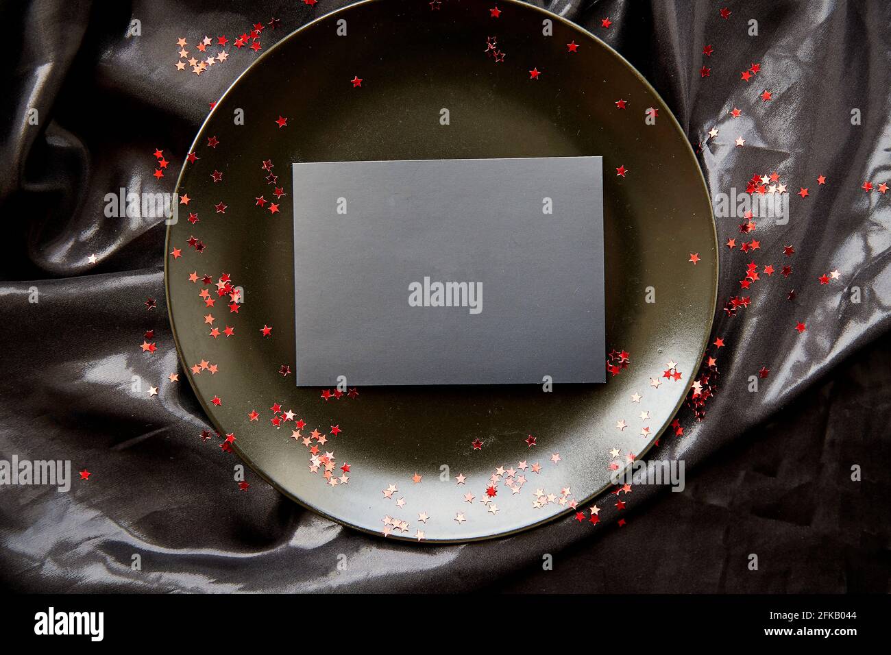 Luxus schwarz auf schwarzem Hintergrund mit Platz für Werbung mit hellen Sternen. Karte für Unternehmen. Elegante Geburtstagskarte. Minimalistisches Konzept. Modischer Style. Draufsicht Stockfoto