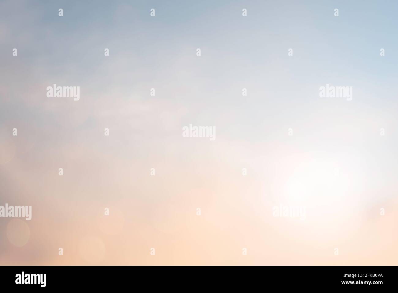 Abstrakt Unschärfe Morgen Natur Himmel Bokeh Textur Hintergrund Konzept für ruhige Glauben Horizont Landschaft, sauber Sonnenuntergang verschwommen Licht, Sonnenschein am Sandstrand Stockfoto