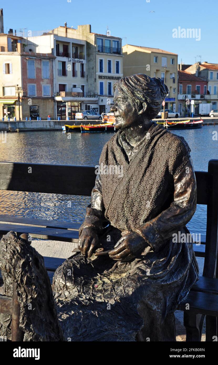 Statuen des Fischers und der Frau mit dem Netz in Martigues, das provenzalische Venedig genannt wird Stockfoto