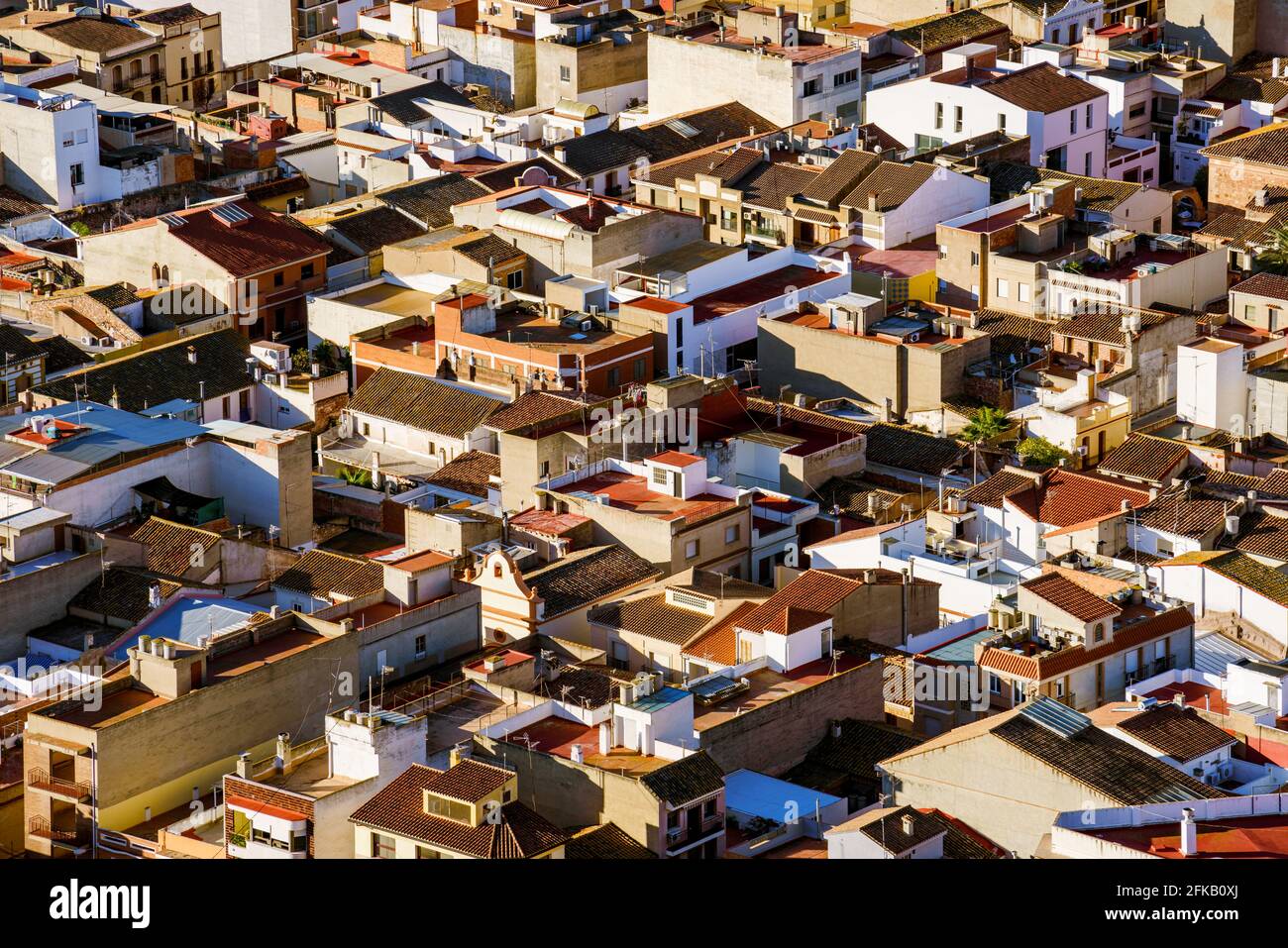 Chaotisches, dicht besiedeltes Stadtbild. Dachansicht von oben. Almenara, Provinz Castellon, Spanien Stockfoto