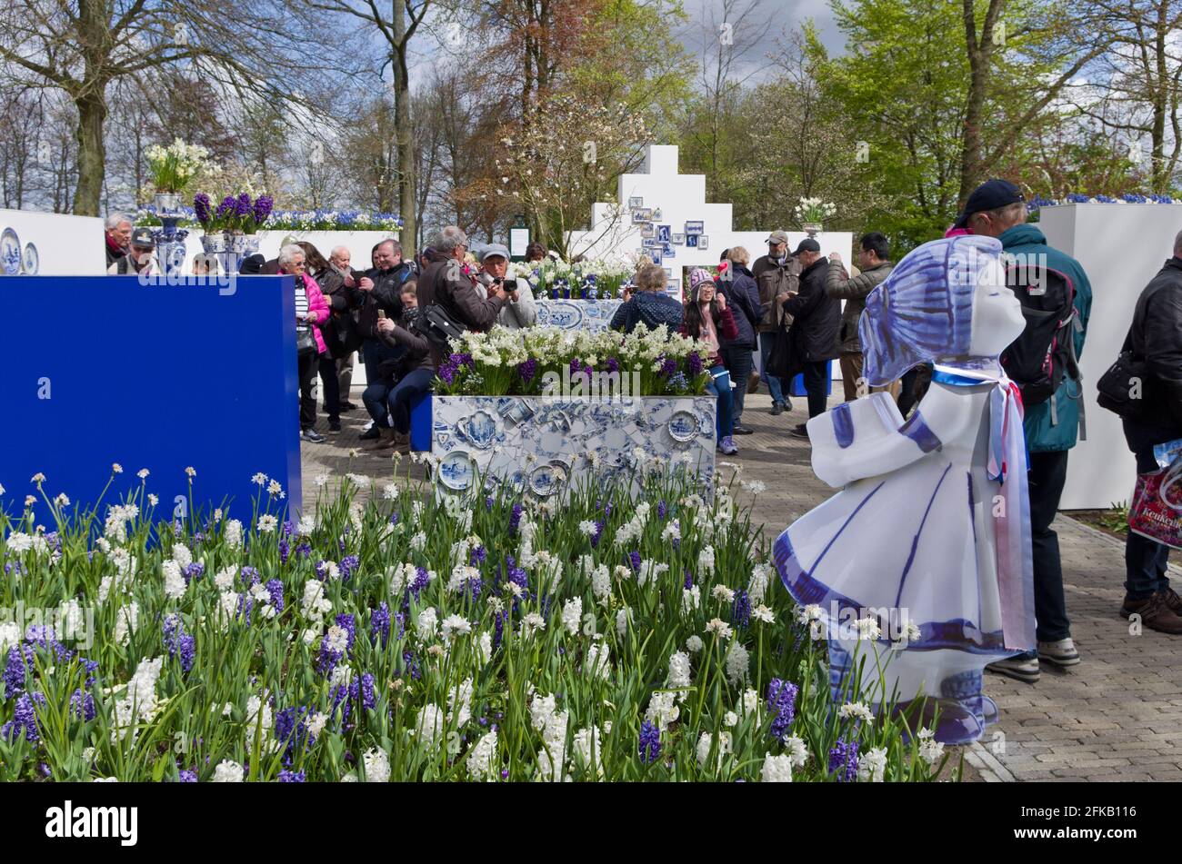 Keukenhof Gardens, Lisse, Niederlande; Besucher des Blauen Gartens von Delft Stockfoto