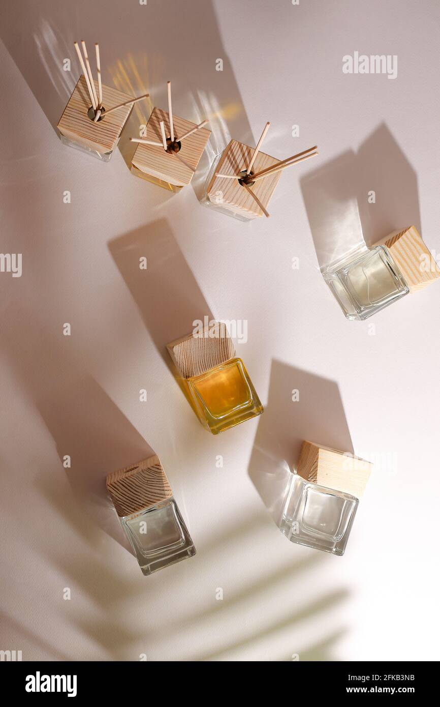 Kräuter- und Ölbehandlungsgeräte in entspannender Spa-Szene. Stockfoto