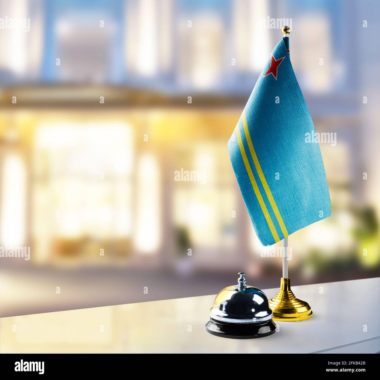 Aruba Flagge auf dem Rezeptionstresen in der Lobby von Das Hotel Stockfoto