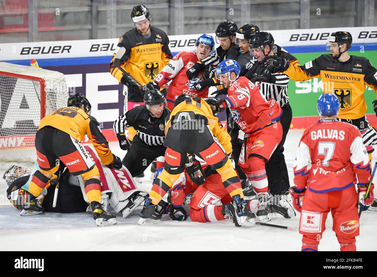 Bildung von Packungen, Schlägereien auf dem Eis, Streitereien, Streitereien, Auseinandersetzungen. Deutschland (GER) -Tschechien (CZE) 1-4, Eishockey-Nationalmannschaft, Testländerspiel am 29. April 2021 in Nürnberg. Weltweite Nutzung Stockfoto