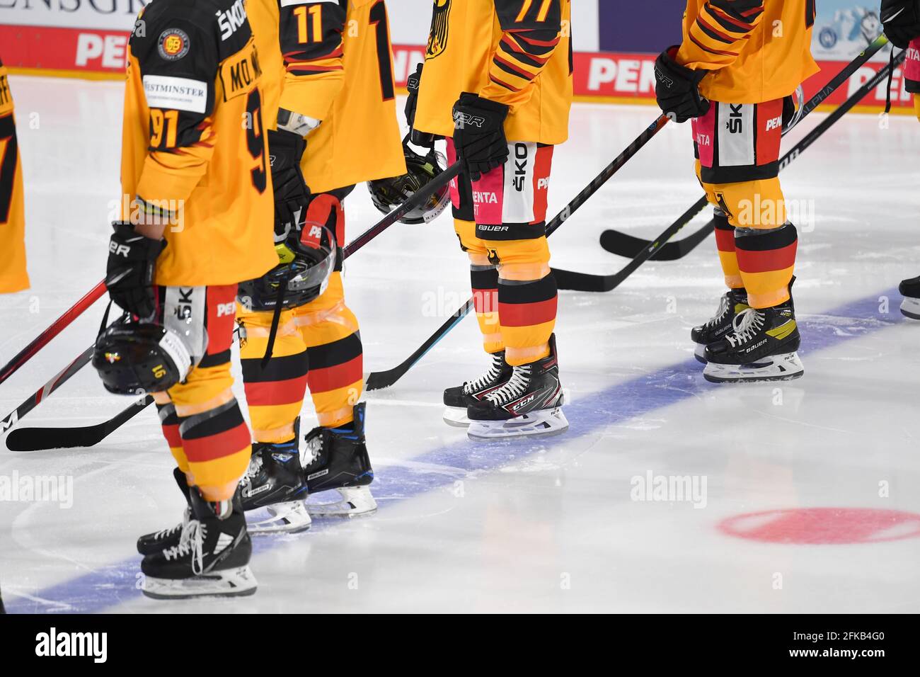 Randmotiv, Symbolfoto Unterkörper und Beine der deutschen Spieler auf dem Eis. Deutschland (GER) -Tschechien (CZE) 1-4, Eishockey-Nationalmannschaft, Testländerspiel am 29. April 2021 in Nürnberg. Weltweite Nutzung Stockfoto