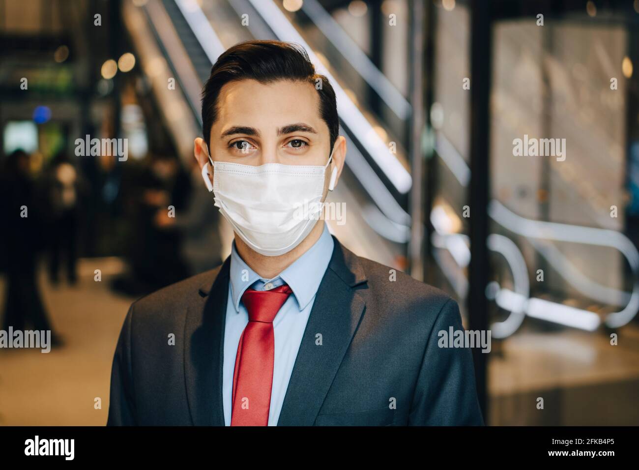 Porträt eines männlichen Unternehmers während einer Pandemie am U-Bahnhof Stockfoto