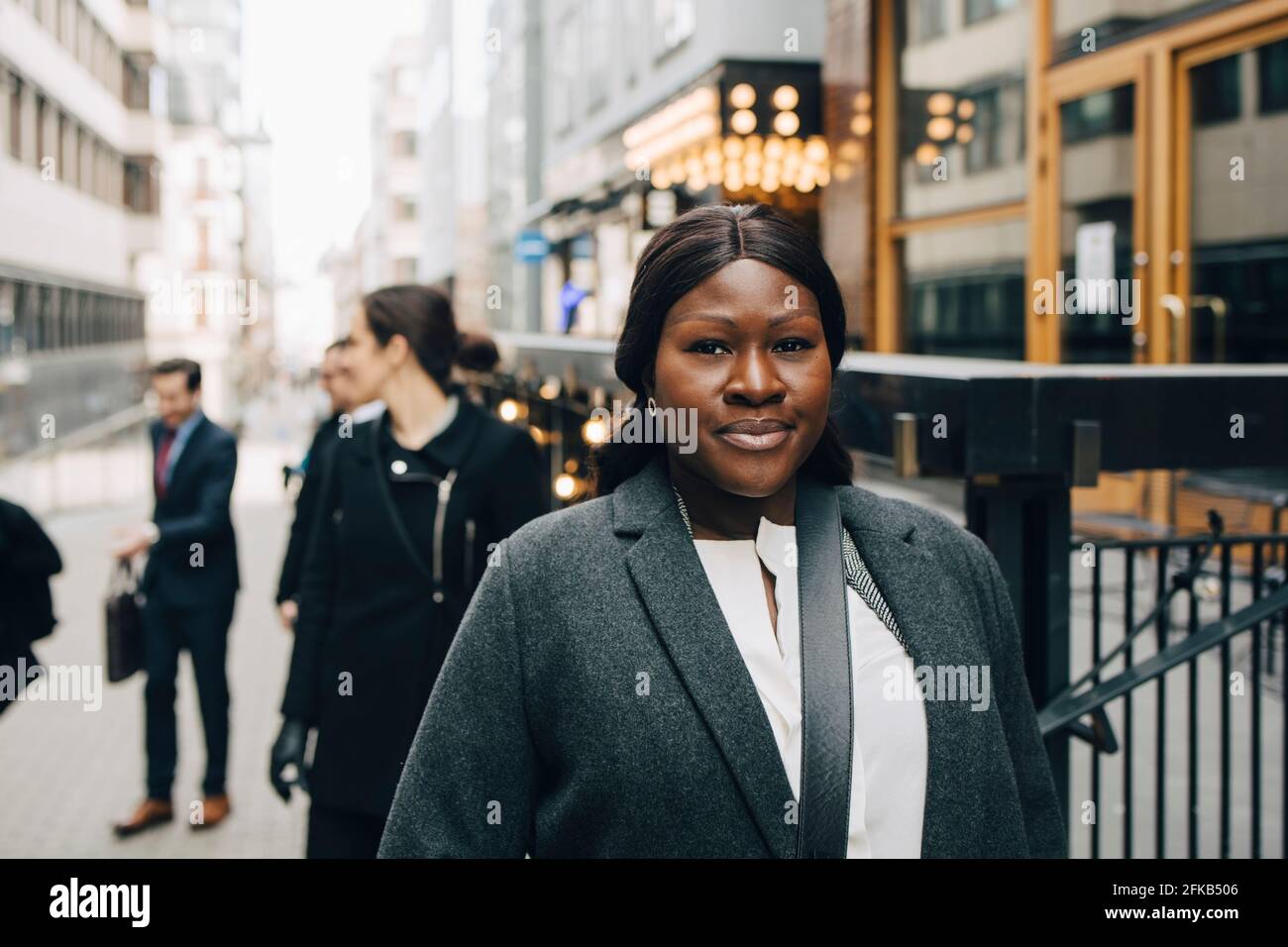 Porträt einer reifen Geschäftsfrau in der Stadt Stockfoto