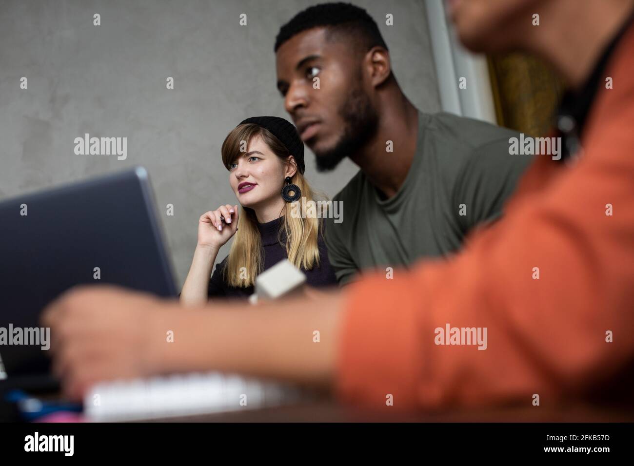 Geschäftsleute, die während der Besprechung im Büro diskutieren Stockfoto