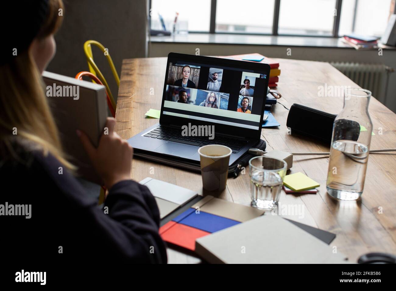 Kurze Hand einer Geschäftsfrau, die den Kunden über das Produkt erklärt Videokonferenzen im Büro Stockfoto