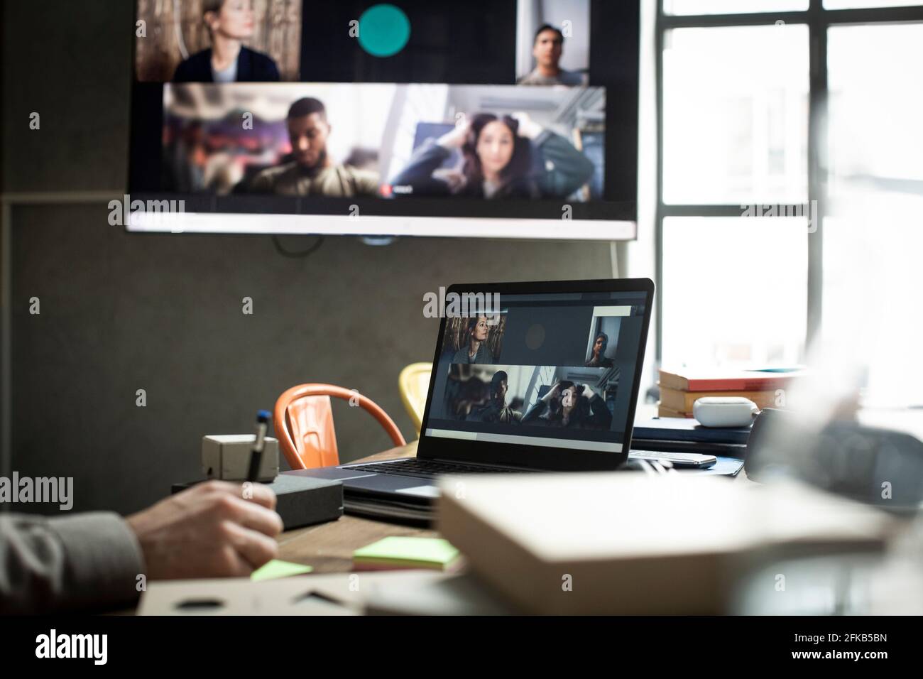 Kurze Hand eines Geschäftsmannes in einem Video-Meeting mit Kollegen Konferenz im Büro Stockfoto