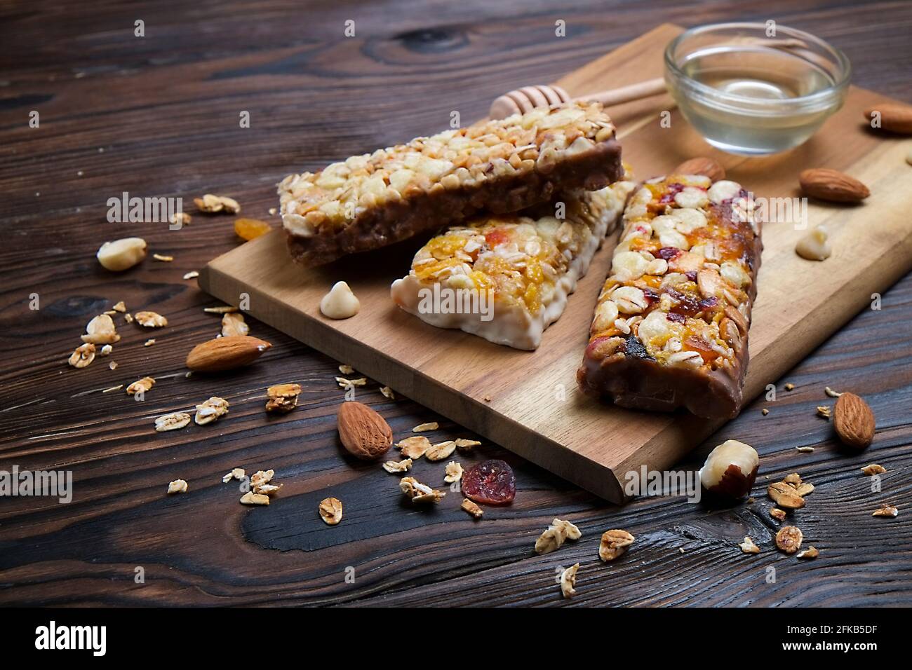 Gemischter glutenfreier Müsliriegel mit getrockneten Früchten und verschiedenen Nüssen. Gesundes veganes Superfood, Fitness-Diät-Snack für den sportlichen Lebensstil. Stockfoto