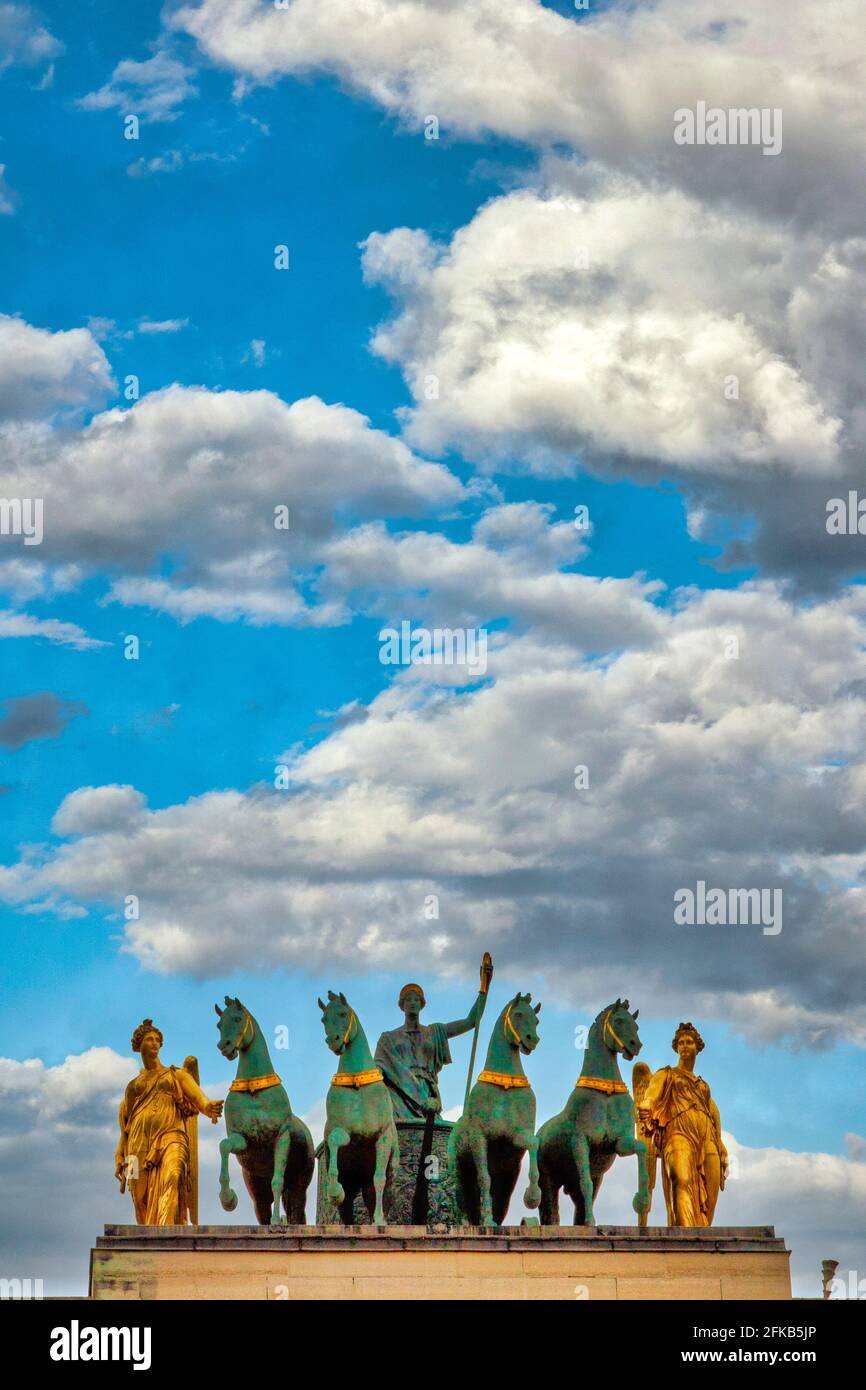 „Peace Riding in a Triumphwagen“ auf dem Arc de Triomphe du Carrousel, Paris Frankreich Stockfoto