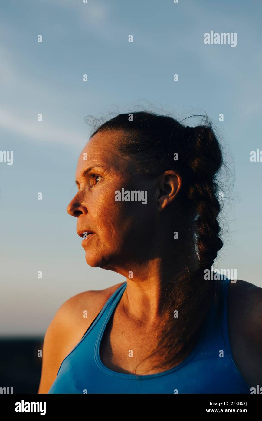 Die Sportlerin blickt in den Himmel Stockfoto