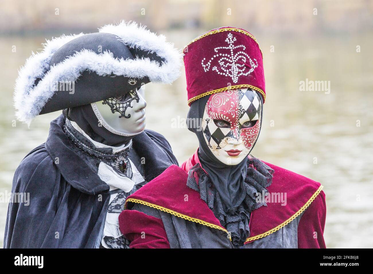 Venezianisches kostümiertes Paar, das sich zu trennen schien Stockfoto
