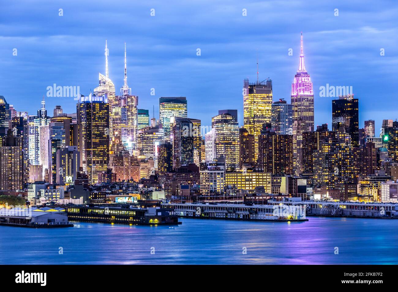 West New York City Midtown Manhattan Skyline Blick vom Boulevard East alte Herrlichkeit Park über den Hudson River in der Abenddämmerung. Stockfoto