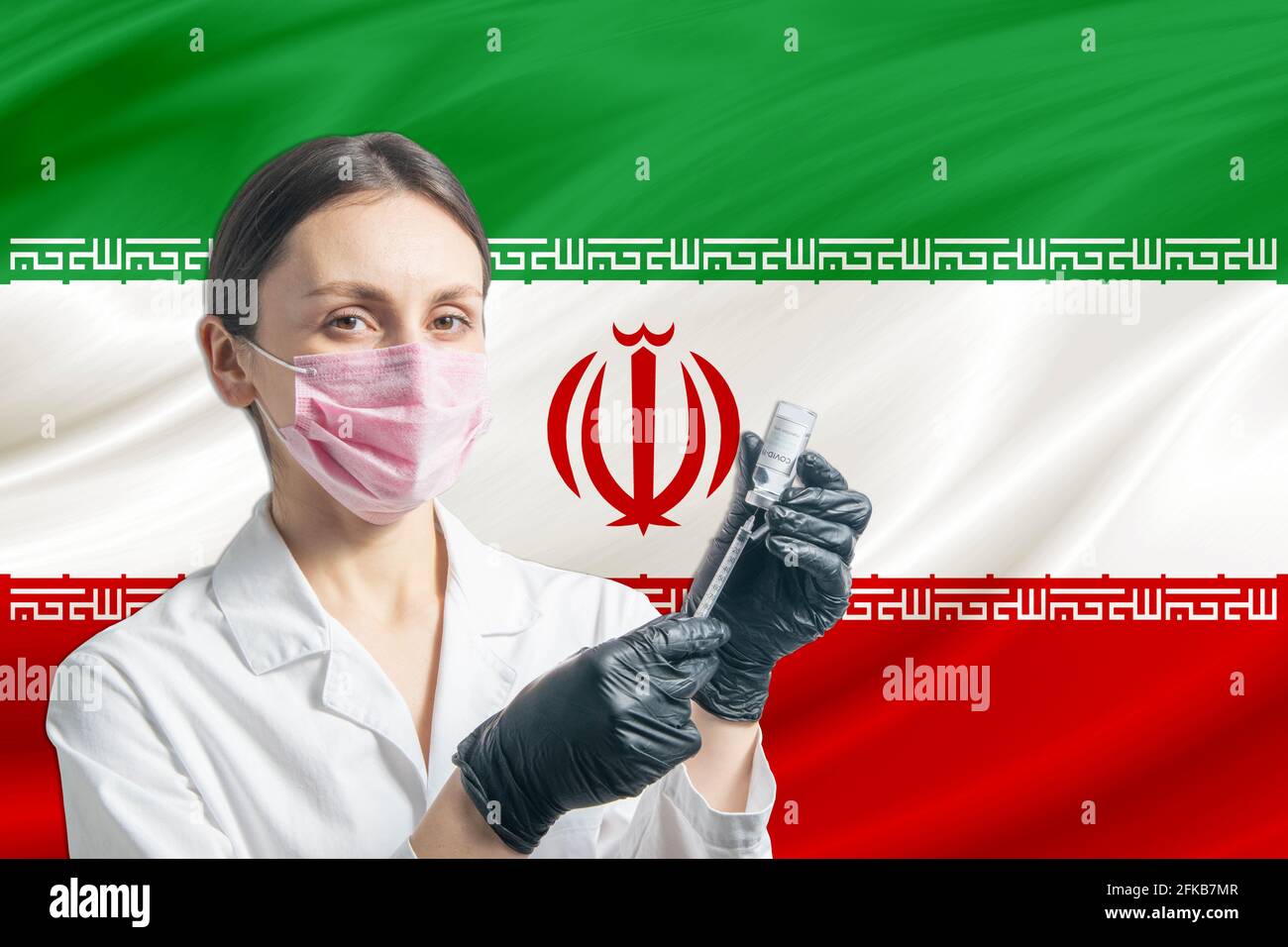 Ärztin bereitet die Impfung vor dem Hintergrund der Iran-Flagge vor. Impfkonzept Iran. Stockfoto