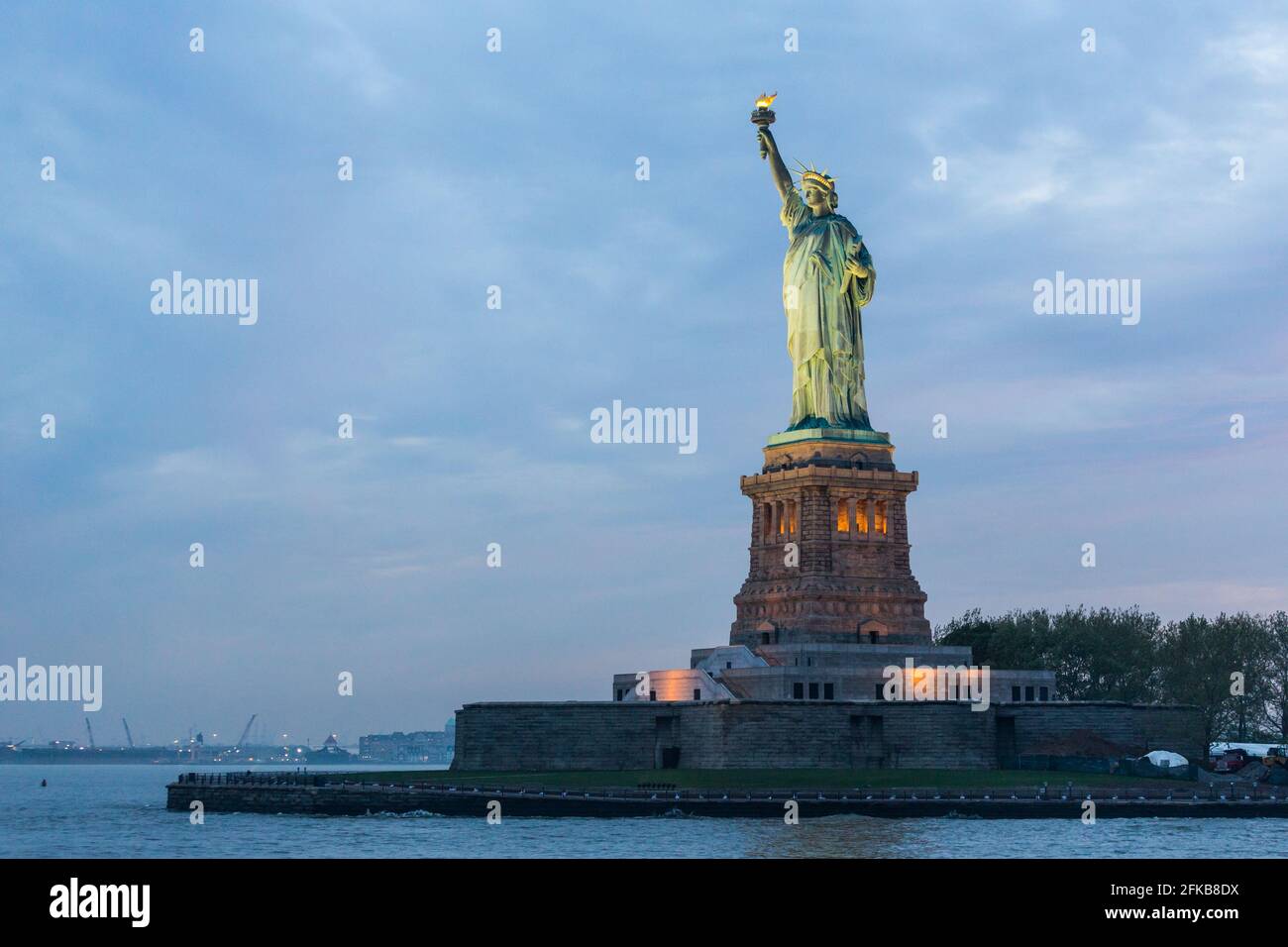 Freiheitsstatue in der Dämmerung, New York City, USA Stockfoto