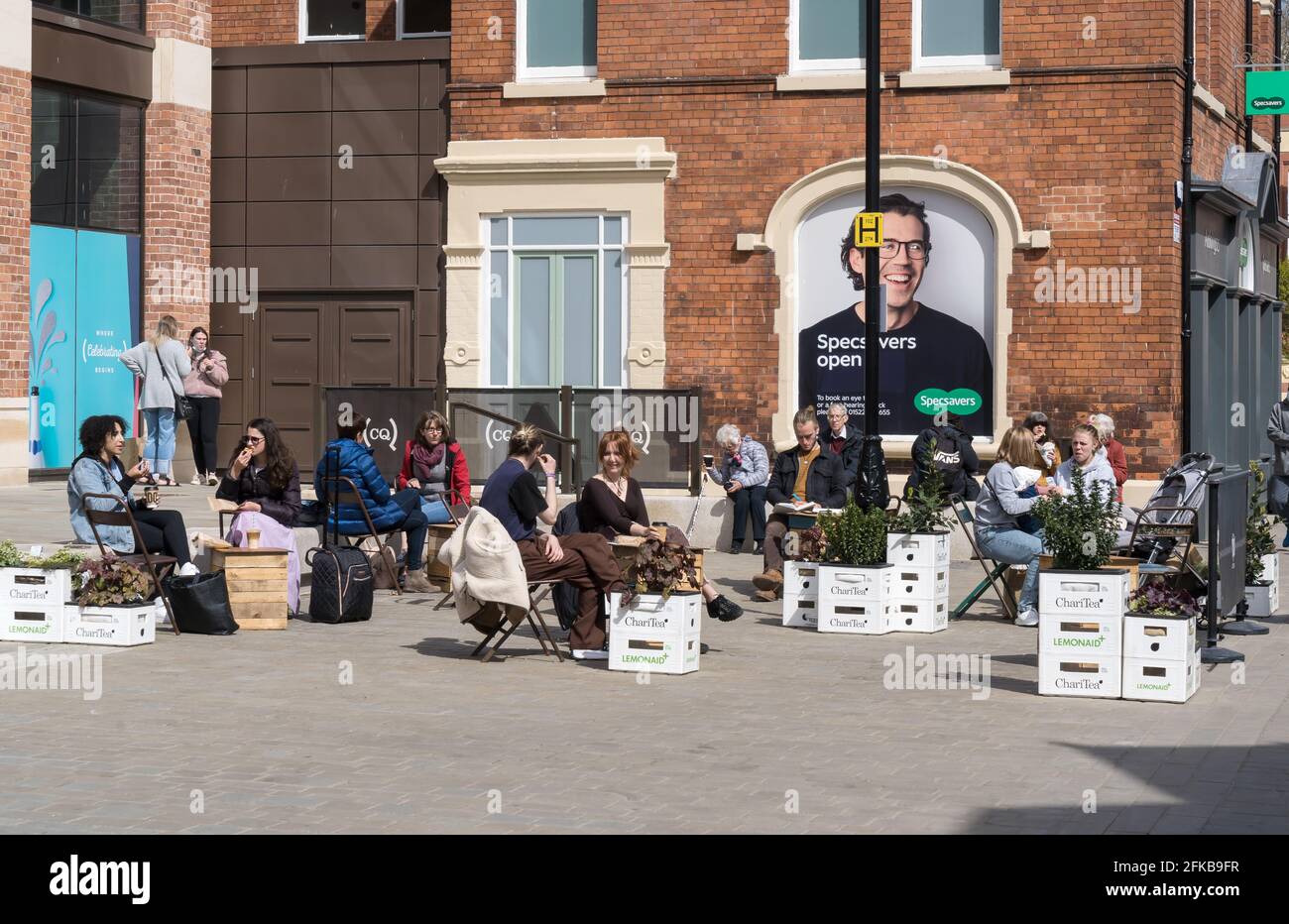 Menschen genießen die Entspannung von Einschränkungen durch covid Sincil Street Lincoln Lincolnshire Stockfoto