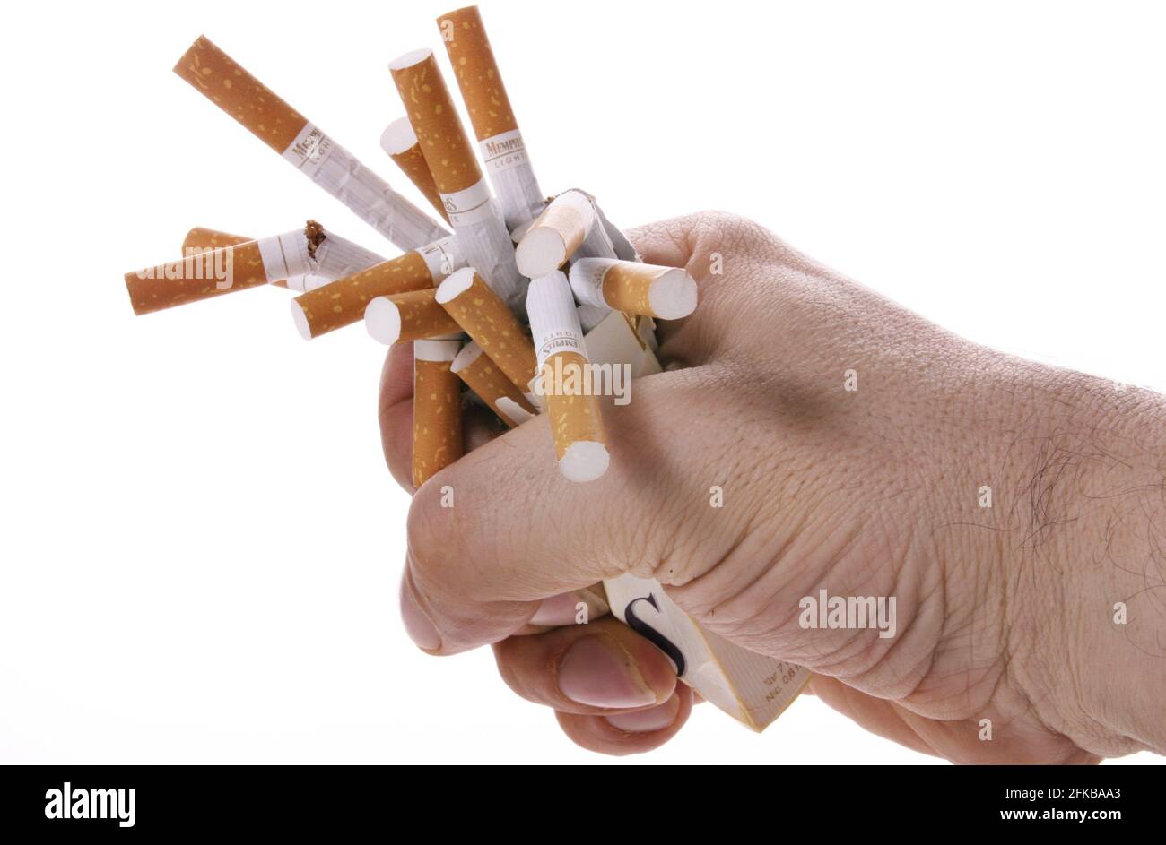 Zerbrochene Zigaretten in einer Hand Stockfoto