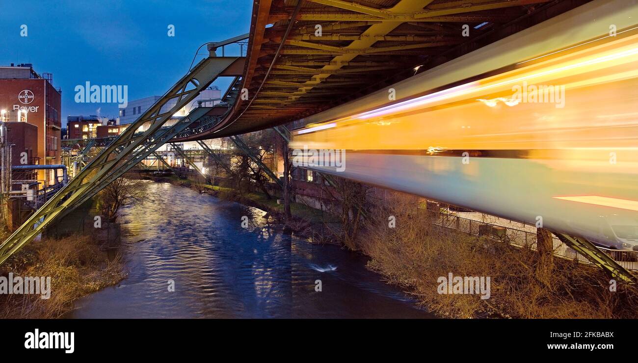 Leichter Weg von einer fahrenden Monorail über den Wupper im Bayer-Werk, Deutschland, Nordrhein-Westfalen, Bergisches Land, Wuppertal Stockfoto