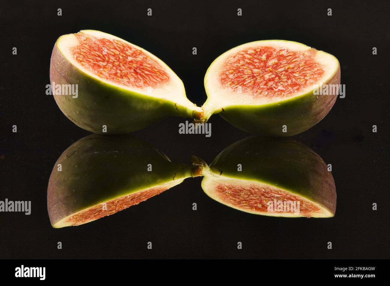 feige (Ficus carica), halbierte Frucht, Spiegelbild Stockfoto