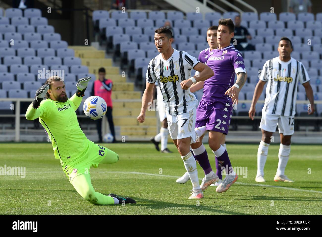 Florenz, Italien, 25. April 2021 Bartlomiej Dragowski von AC Fiorentina und Cristiano Ronaldo vom FC Juventus bei der Fiorentina vs Juventus Serie A Leagu Stockfoto