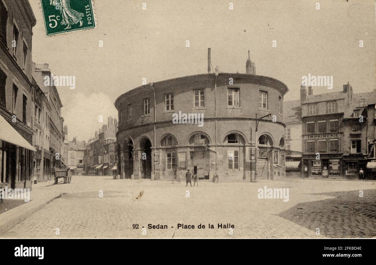 PLACE DE LA HALLE A SEDAN 08-ARDENNES Region: Grand Est (ehemals Champagne-Ardenne) Anfang des 20. Jahrhunderts Postkarte im Vintage-Stil Stockfoto