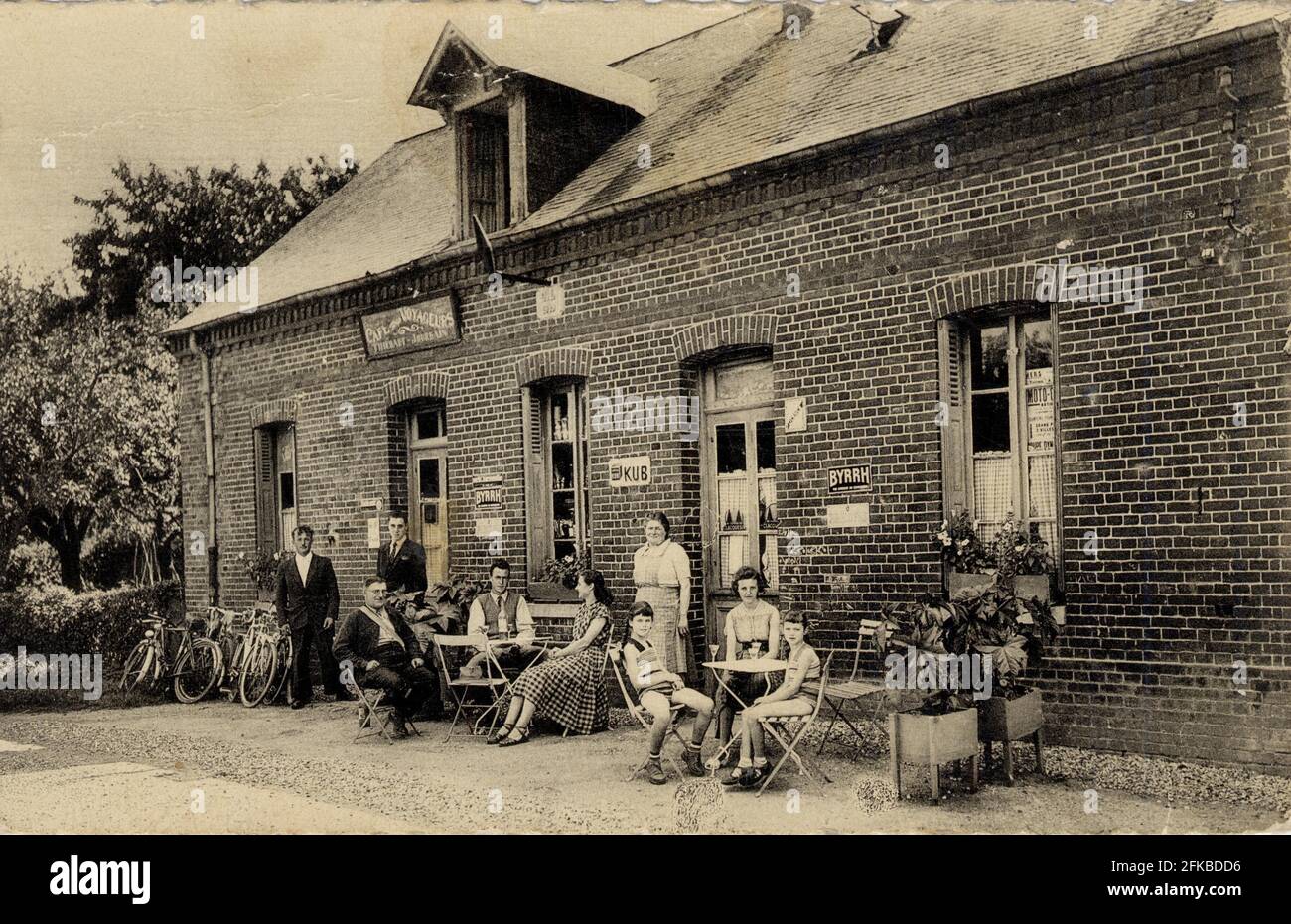 LE CAFE DES VOYAGEURS A TOUFFREVILLE-SUR-EU 76-SEINE-MARITIME Region: Normandie (ehemals Haute-Normandie) Années 30 Vintage Postkarte Stockfoto