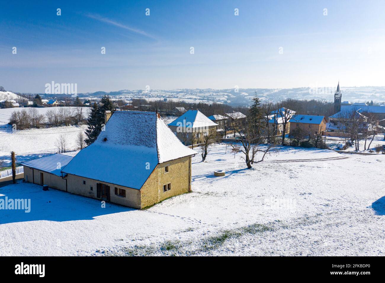 Luftbild Landschaftsaufnahme eines uralten Häuschens einer kleinen Stadt. Stockfoto