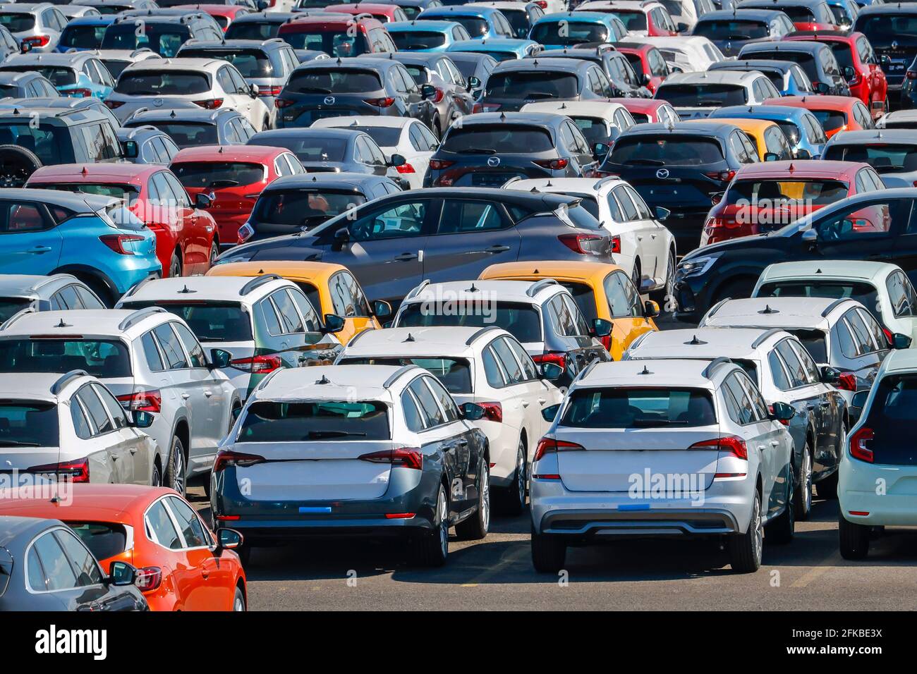 Duisburg, Nordrhein-Westfalen, Deutschland - Neue Autos, Umschlagstelle, Autoterminal im Duisburger Hafen. Stockfoto