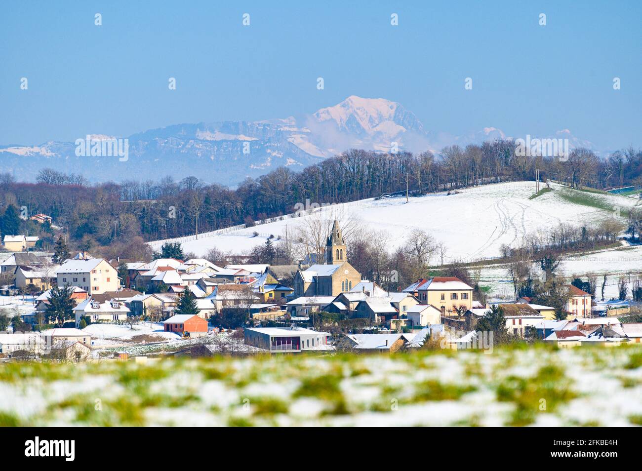 Eine kleine französische Stadt am Fuße der Alpen Bergkette von Frankreich Europa Stockfoto