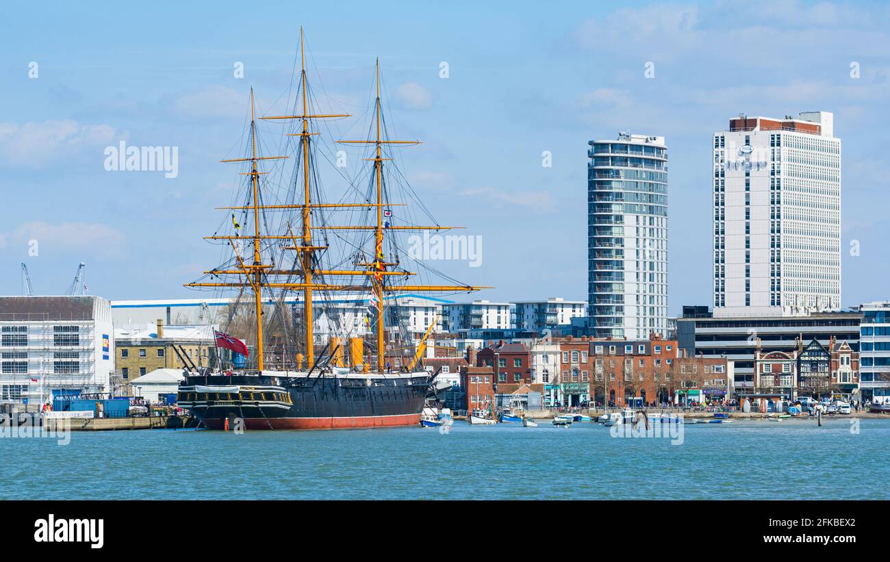 Stadt Portsmouth mit HMS Warrior historischen Schiff in Portsmouth Hafen, Portsmouth, Hampshire, England, Großbritannien. Stockfoto