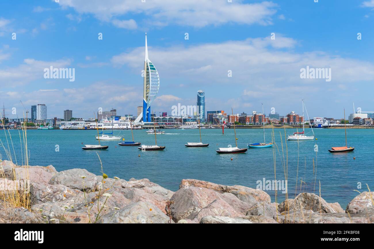Blick auf Portsmouth über den Portsmouth Harbour von Gosport in Portsmouth, Hampshire, England, Großbritannien. Stockfoto