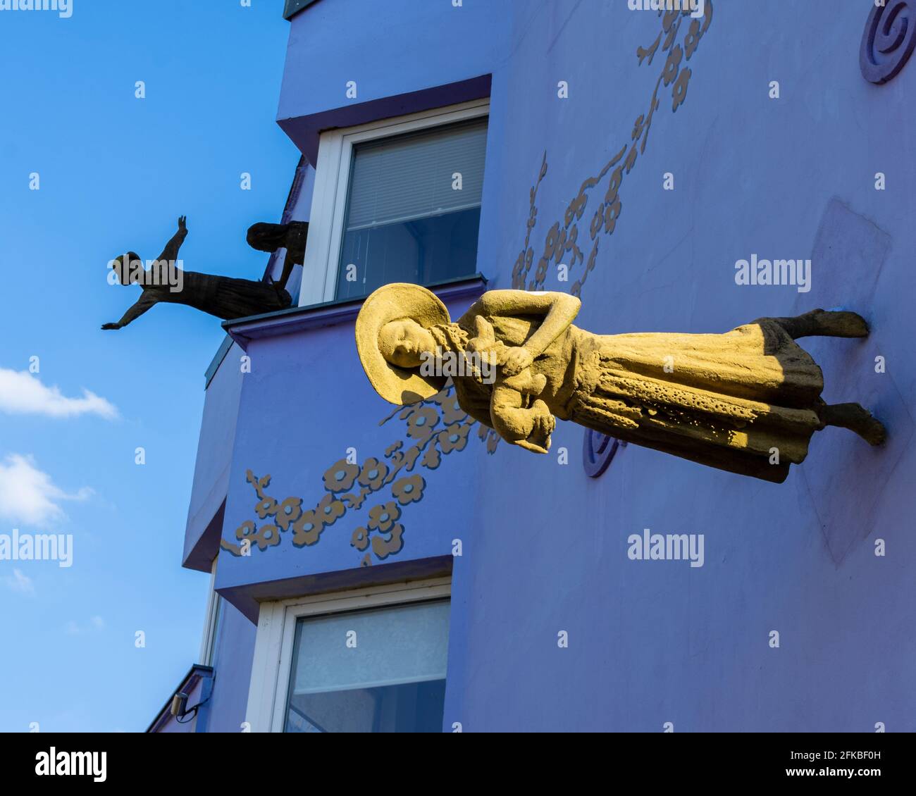 Horizontale Pop-Art-Skulptur eines Mädchens mit Welpe an der Fassade eines Plattenbaus aus der DDR-Zeit. Künstlerviertel in Zittau, Deutschland Stockfoto